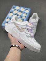 紫色小香风”订制空军一号板鞋 ，该定制版球鞋选用原鞋款为Nike Air Force1空军一号低帮，此款设计灵感以梦幻紫为主题，配色上以紫白色为主，鞋后侧爱心涂