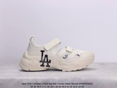 Mlb 韩国f&F旗下运动品牌 男女鞋真标半码制，升级原楦原纸版开发版型，采用荔枝纹轻量克重纤维移膜皮革面鞋面材质，全新独立5Cm厘米外增高轻质发泡中底组合耐磨