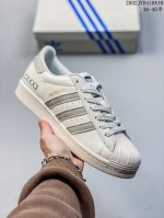 纯原 Clot X Ad Originals #贝壳头迪奥联名限定 贴合柔软皮料黑白印花经典配色 ，这其中也包括我们非常熟知的Clot。Clot为即将到来的蛇年