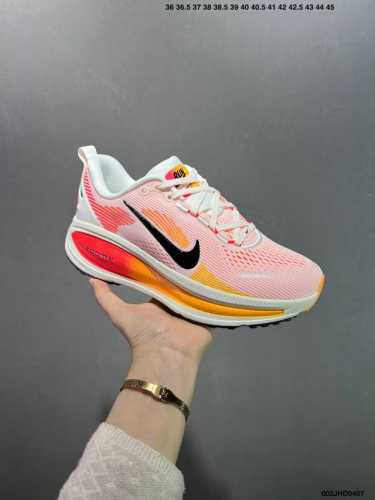 真标Nk Air Zoom Vomero 18 轻便舒适公路跑步鞋 Hm6804 质感柔软 弹力充沛 助力一路畅跑 乐享不停 厚实泡绵缔造舒适的回弹效果 铸就出