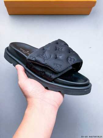 集图 Louis Vuitton路易威登 凹面印花花纹 防滑 Lv 拖鞋 本款 pool pillow Comfort 平底凉拖为氯丁橡胶附上衬垫 塑造舒适宽幅 - 点击图像关闭
