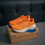 核心私 Asics Gel-Kayano 30简约百搭舒适耐磨透气低帮跑步鞋，Kayano是由板砖脚感进化而来的亚瑟士稳定跑鞋。在第30代，在支撑中保证了稳定。