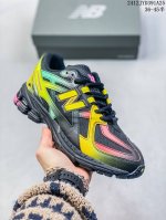 New Balance 6系列复古老爹风休闲运动慢跑鞋 采用轻质牛剖革拼接透气网眼衬垫织物鞋面材质 T-Beam大底提供足步弓支撑，保持步态稳定 后跟搭载外露缓