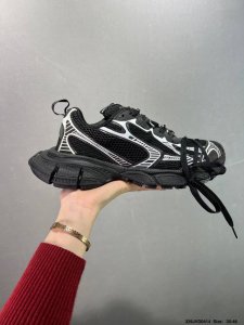 公司级Balenciaga 巴黎世家 采用环保再生超纤革与网眼织物鞋面材质 原鞋一致重度做旧效果 ，全原装Eva环保去臭环型鞋垫，全新开发5层私模,搭载轻量发泡