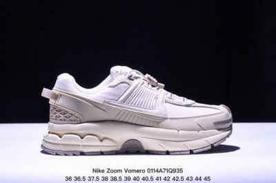 公司级耐克Nike Zoom Vomero Roam 马拉松复古跑五代休闲运动慢跑鞋 采用环保纤维革饰片组合网眼布鞋面材质 升级正确后跟Tpu加固 耐弯折热塑框