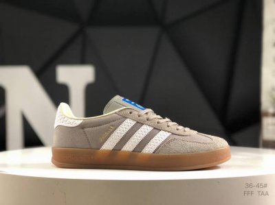 130 adidas Originals Gazelle Indoor 三叶草休闲防滑耐磨低帮板鞋 鞋头出色设计 塑就出众贴合感 稳固的后跟贴合足部曲线设计 软