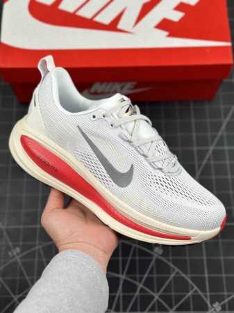 本地 核心私 公司级Nike Vomero 18 耐克 舒适减震防滑 低帮跑步鞋 全掌Reactx泡绵中底 前掌和后跟还配备了Air Zoom气垫单元 据说跑起 - 点击图像关闭