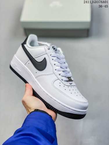 公司级带半码耐克Nike AIR FORCE 7 空军一号低帮百搭休闲运动板鞋。柔软、弹性十足的缓震性能和出色的中底设计，横跨复古与现代的外型结合，造就出风靡全