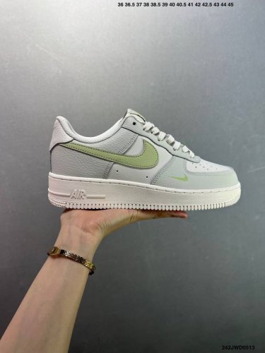 公司级耐克Nike Air Force 1’07 Low空军一号低帮百搭休闲运动板鞋。柔软、弹性十足的缓震性能和出色的中底设计，横跨复古与现代的外型结合，造就出