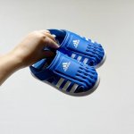 专柜版Adidas小海马三代儿童凉鞋 Size:22-35码 Adidas小海马三代童鞋，踩出快乐的步伐设计超级萌萌哒，色彩斑斓，就像彩虹在脚边跳舞。 经典Ad