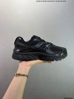 公司级Nk V5 Rnr系列 白棕 复古Y3K风格舒适百搭跑步鞋 融合了复古与现代设计元素，轻量化设计，鞋面采用透气网眼材料，搭配轻质泡沫中底，缓震舒适，适合日