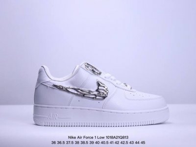 真标耐克nike Air Force 7 Lx 空军一号低帮百搭休闲运动板鞋。柔软、弹性十足的缓震性能和出色的中底设计，横跨复古与现代的外型结合，造就出风靡全球