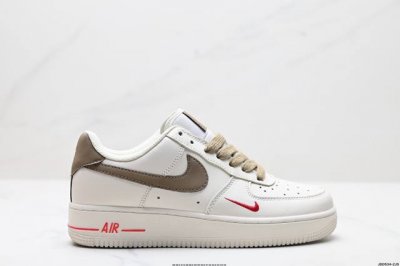 真标耐克Nike Air Force 1“07空军一号低帮百搭休闲运动板鞋。柔软、弹性十足的缓震性能和出色的中底设计，横跨复古与现代的外型结合，造就出风靡全球三