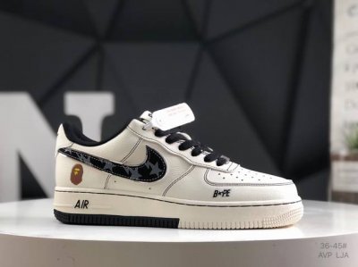 300 耐克 Nike Air Force 1 ’07 空军一号低帮百搭休闲运动板鞋。柔软、弹性十足的缓震性能和出色的中底设计，横跨复古与现代的外型结合，造就出