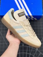 公司级adidas Handball Spezial 阿迪达斯经典款 长鞋舌 复古休闲板鞋 全鞋采用反毛皮制作 牛筋耐磨大底 承载青春情怀的板鞋 经典三条杠装饰