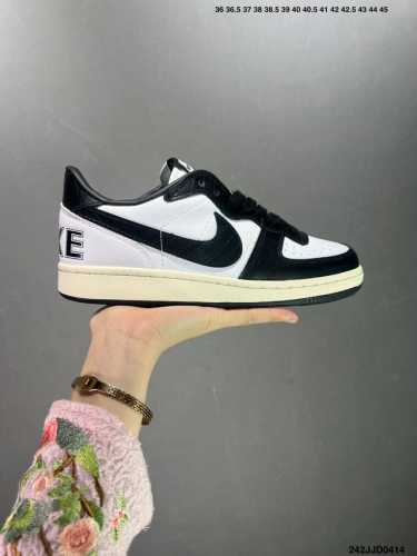 Nike Terminator Low 纯原版本 官方一比一制作 进口全头层 这款产品采用皮革 网眼和绒面革材料混合制成 它的特点是白色底座和棕色绒面革鳄鱼纹覆