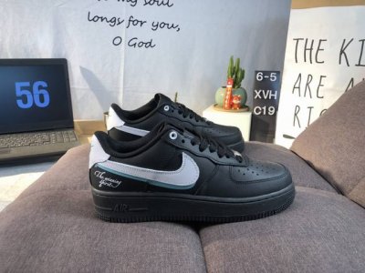 真标耐克nike Air Force 7 空军一号低帮百搭休闲运动板鞋。柔软、弹性十足的缓震性能和出色的中底设计，横跨复古与现代的外型结合，造就出风靡全球三十多