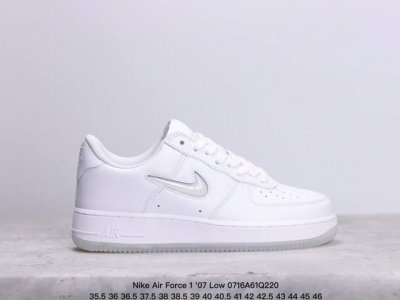 耐克 Nike Air Force 1 '07 Low 空军一号低帮，柔软、弹性十足的缓震性能和出色的中底设计，横跨复古与现代的外型结合，造就出风靡全球三十多年