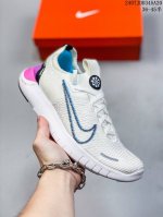 带半码 真标耐克 Nike Free Run 赤足5.0 可回收材料轻便透气运动跑步鞋 类似袜子的 Free Run 5.0由至少20%的可回收材料制成，旨在从