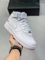 公司级带半码耐克nike Air Force 7 空军一号低帮百搭休闲运动板鞋。柔软、弹性十足的缓震性能和出色的中底设计，横跨复古与现代的外型结合，造就出风靡全
