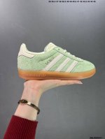 真标adidas Originals Gazelle Indoor 阿迪达斯 低帮 草莓熊 这款经典鞋，忠于原版设计，鞋面整体以紫色麂皮呈现，侧边经典白色皮革三