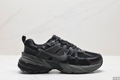 公司级耐克nike V2K Run跑步鞋复古风潮 网面透气运动鞋 灰银紧致的鞋面材质提供良好的包裹性鞋侧 Swoosh以及鞋头部分搭配增添不少亮点的镀铬细节鞋垫