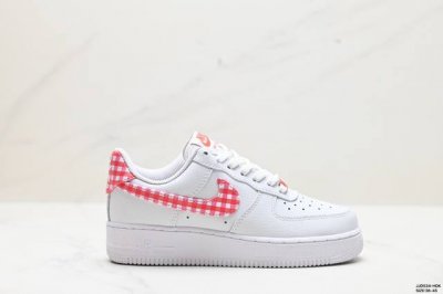 公司级耐克nike Air Force 1 Low 空军一号低帮百搭休闲运动板鞋。柔软、弹性十足的缓震性能和出色的中底设计，横跨复古与现代的外型结合，造就出风靡