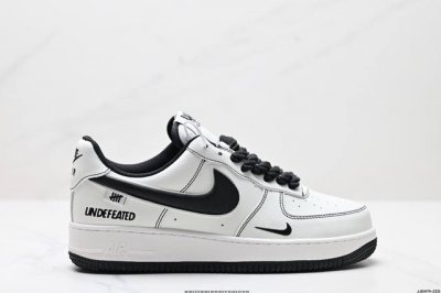 真标耐克Nike Air Force 1“07空军一号低帮百搭休闲运动板鞋。柔软、弹性十足的缓震性能和出色的中底设计，横跨复古与现代的外型结合，造就出风靡全球三