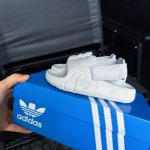2025二代Adidas新款两穿凉鞋22-35 洞洞鞋款式设计 后跟可拆卸 两穿超实用配饰单独活动可拆解尺码22-35 每个镜头都非常出片