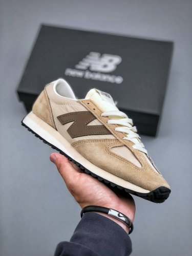 new Balance Nb 471系列 471鞋款特别附赠两双带有品牌标识的限定配色鞋带，在色彩的变换间激发更多造型灵感 New Balance 471鞋款的
