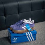 核心私 Adidas Gazelle Bold W 三叶草复古防滑耐磨低帮板鞋 鞋款采用柔软的绒面革和耐用的皮革衬里融合在橡胶外底上 货号：Hq6893 尺码：