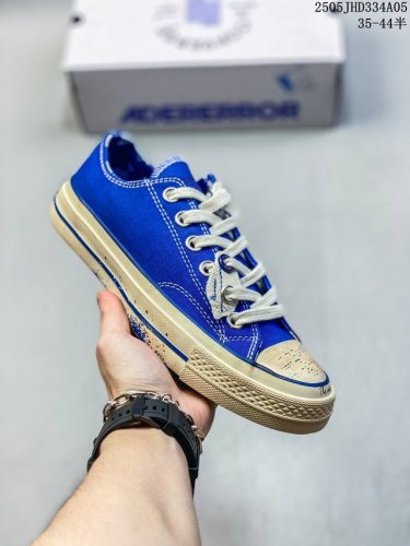 ader Error 2.0 Converse 1970S 颜值部分就是真的看不腻，鞋身采用现在非常流行的克莱茵蓝，一下子就让整体的高级感提升许多，抛光做旧设计