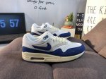 公司级Nike Air Max 1 耐克气垫 缓震 耐磨运动鞋 鞋身材质均选择皮革 织物 麂皮多种材质覆盖 保证质感的前提下 层次感也相当不错 带有开窗式 Ai