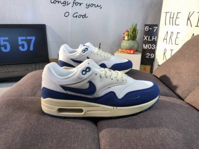 公司级Nike Air Max 1 耐克气垫 缓震 耐磨运动鞋 鞋身材质均选择皮革 织物 麂皮多种材质覆盖 保证质感的前提下 层次感也相当不错 带有开窗式 Ai