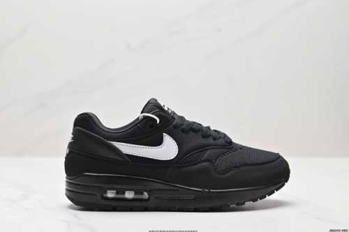 公司级Nike Air Max 1 耐克气垫 缓震 耐磨运动鞋 鞋身材质均选择皮革 织物 麂皮多种材质覆盖 保证质感的前提下 层次感也相当不错 带有开窗式 Ai