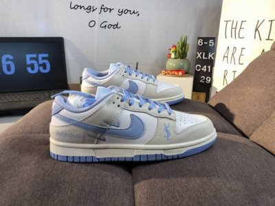耐克 Nike Dunk Low Retro 运动鞋复古板鞋，作为 80 年代经典篮球鞋款，起初专为硬木球场打造，后来成为席卷街头的时尚标杆，现以经典细节和复古