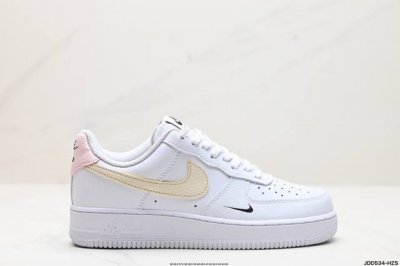 真标耐克nike Air Force 1 Low Lx空军一号低帮百搭休闲运动板鞋。柔软、弹性十足的缓震性能和出色的中底设计，横跨复古与现代的外型结合，造就出风