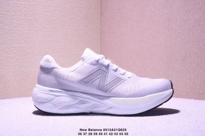 公司级新百伦New Balance W880系列复古老爹风休闲运动慢跑鞋 880系列是New Balance的次顶级缓震跑鞋，脚感软弹舒适，缓震性和稳定性都不错