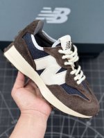 本地 核心私 New Balance 327系列复古休闲运动慢跑鞋 #以纯粹的复古风格设计打造的全新造型。侧身还以解构设计，将 N 字标志以做旧压花样式呈现，样