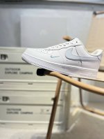耐克 Nike Air Force 1 '07空军一号 百搭休闲运动板鞋。柔软、弹性十足的缓震性能和出色的中底设计，横跨复古与现代的外型结合，造就出风靡全球三十