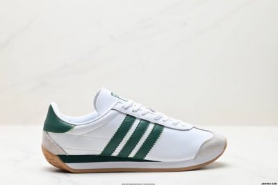 公司级Adidas Wb Country 生胶底 秀气大方的鞋型 气质修身 以现代设计融合复古跑步和足球风 采用锦纶和绒面革鞋面 灵感源自70年代 Countr