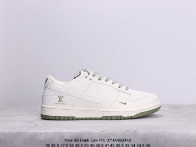 耐克nike Sb Dunk Low Pro 复古低帮 真标 休闲运动滑板板鞋。采用脚感柔软舒适zoomair气垫，有效吸收滑板等极限运动在落地时带来的冲击力，