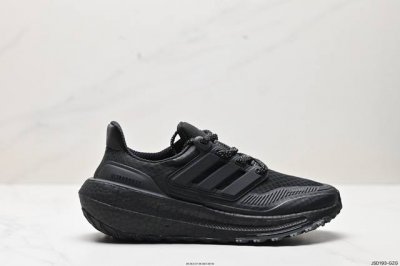 公司级阿迪达斯adidas Ultraboost Light 全掌爆米花休闲运动跑鞋。采用网材搭配反光皮革鞋面，配上stretchweb网格外底和boost中底