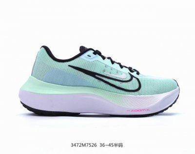 Nk Zoom Fly 5 Prm 不可战胜系列轻量飞织低帮休闲运动慢跑鞋 此鞋专为短跑运动员而生，是为 5 至 10 公里距离的赛事和训练打造。整体设计采用流