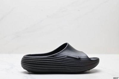 公司级Nike Reactx Rejuven8 Slide耐克 简约舒适 洞洞鞋 由兼具轻便性和耐用性的Eva泡沫打造 拖鞋的外观十分吸引人 融合了舒适与时尚的