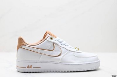 真标耐克Nike Air Force 1“07空军一号低帮百搭休闲运动板鞋。柔软、弹性十足的缓震性能和出色的中底设计，横跨复古与现代的外型结合，造就出风靡全球三