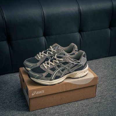 核心私 asics Gel-1130舒适运动防滑耐磨低帮休闲跑步鞋 在透气和防滑方面也是很出色 有前掌透气网布加上鞋底X型纹路增强了透气性和地面抓地力 跑起来也