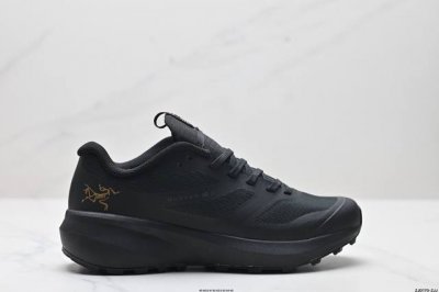公司级Arcteryx始祖鸟 Aerios Fl Gtx 覆盖防水 低帮户外登山徒步鞋 特有的独立衬垫 穿着更合脚 带有Gore-Tex防水内衬 提供透气性和防