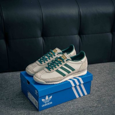 核心私 Adidas Originals Sl 72 Og 超轻便透气复古慢跑鞋 鞋头的设计饱满圆润 鞋面是翻毛皮和尼龙材质结合 上脚舒适柔软 橡胶大底非常耐磨