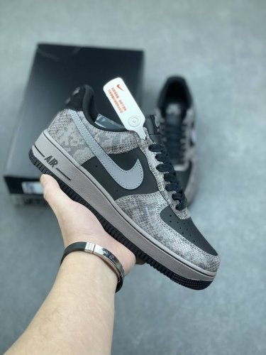 Nike Air Force 1 '07 Low 空军一号含气垫 低帮百搭厚底增高休闲运动板鞋。柔软、弹性十足的缓震性能和出色的中底设计，横跨复古与现代的外型结